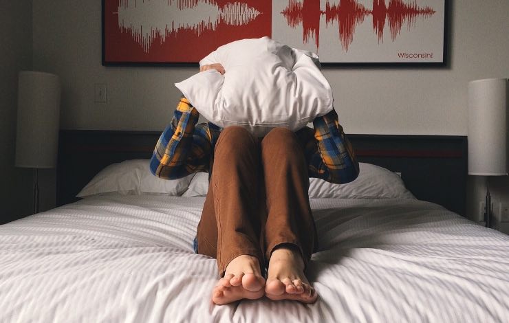 Cellulare e problemi del sonno: evita ciò mentre dormi 
