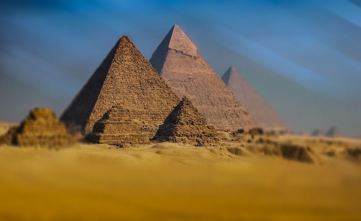 yacht a forma di piramide